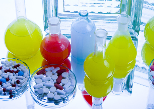 Frascos de laboratório com drogas
 - Foto, Imagem