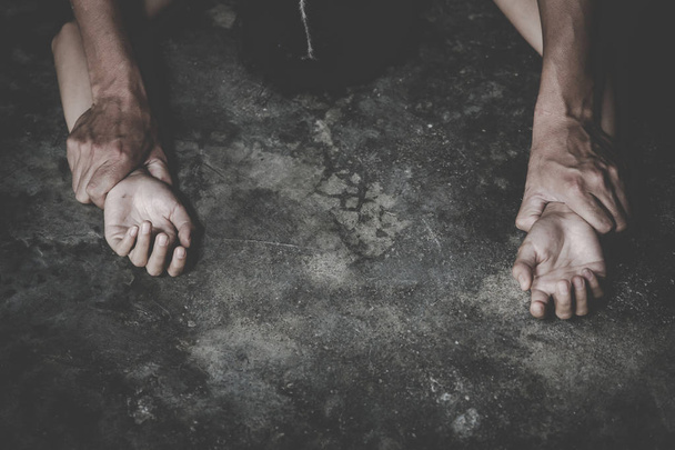 Рука людини, тримаючи жінку руку за згвалтування та сексуальне насильство, Рука - Фото, зображення