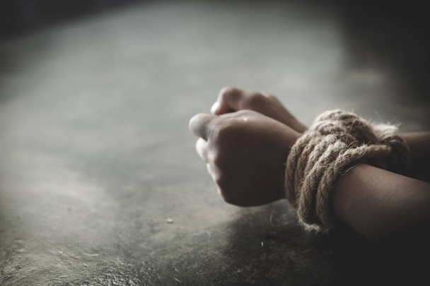 Руки связаны верёвкой пропавшего похищенного, подвергшегося насилию, насилию
 - Фото, изображение