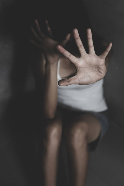 Kobiety Bondage podnieść ręce przeciwko przemocy wobec kobiet, Inter - Zdjęcie, obraz