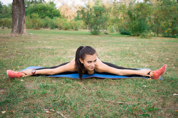 Jovem fitness mulher menina desportiva fazendo exercícios alongamento trem
 - Foto, Imagem