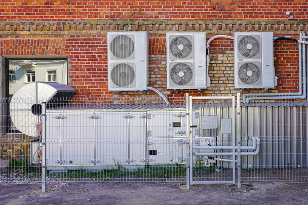 Lüftungs- und Klimaanlagen außerhalb eines alten Backsteinhauses - Foto, Bild