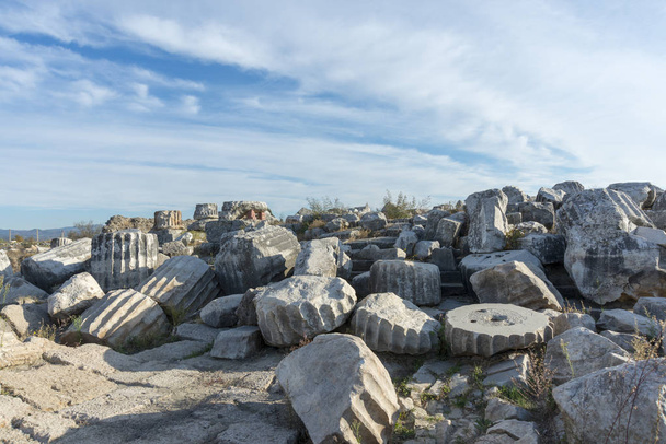 El sitio antiguo de Magnesia en el Meandro, situado a 19 km de Éfeso y 24 km de Mileto, se encuentra en una carretera importante que corta a través del sitio. Magnesia se encuentra a orillas del río Lethacus, un pequeño afluente del río Meander río arriba
 - Foto, Imagen