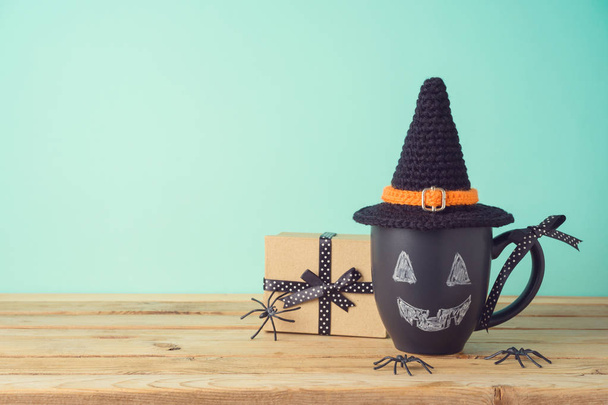 Halloween holiday concept with jack o lantern chalkboard cup, wi - Foto, Imagem
