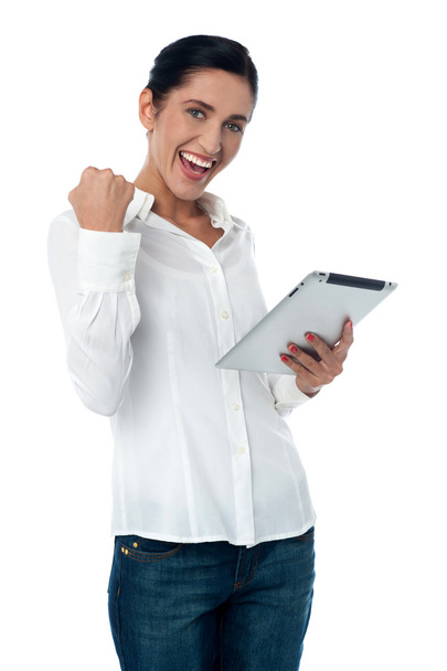 Jolie femme excitée avec tablette pc
 - Photo, image