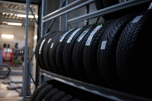 Variété de pneus à l'entrepôt occupé
 - Photo, image