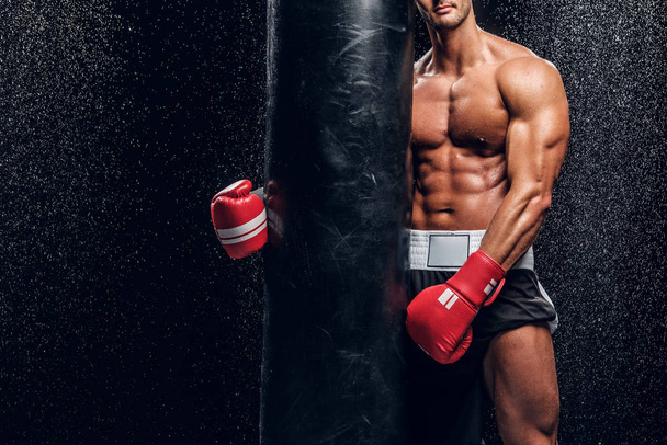 Kuuma lihaksikas mies alasti vartalo ja nyrkkeilysäkki
 - Valokuva, kuva