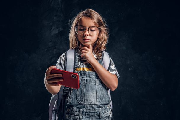 Μικρό κορίτσι κάνει selfie με το κινητό τηλέφωνο - Φωτογραφία, εικόνα