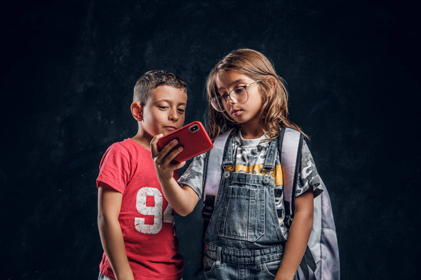 I bambini stanno guardando qualcosa sul cellulare
 - Foto, immagini