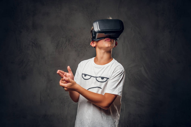 Retrato de criança com óculos de realidade virtual
 - Foto, Imagem