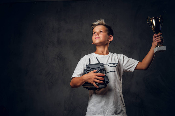 Πορτρέτο του μικρού πρωταθλητή με κούπα στα χέρια του - Φωτογραφία, εικόνα