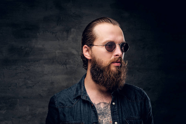 Portrait of brutal bearded man in sunglasses - Photo, Image