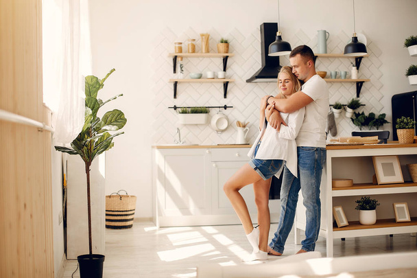 Beautiful couple spend time in a kitchen - Foto, afbeelding