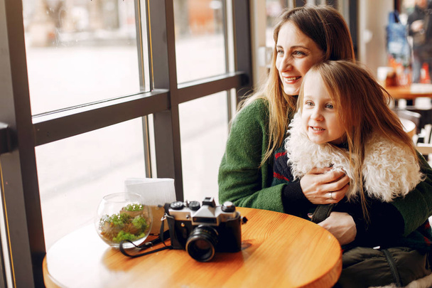 Cute and stylish family in a cafe - Foto, Imagen