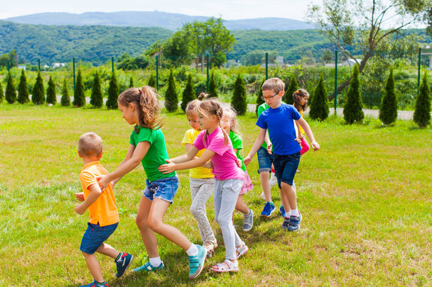 Radosna aktywność i lekcja dla dzieci w pracy zespołowej - Zdjęcie, obraz