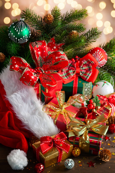  Palle di Natale e scatole regalo su sfondo di legno
 - Foto, immagini