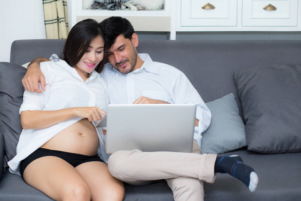 Retrato de una pareja joven asiática marido y mujer sentados en el
 - Foto, imagen