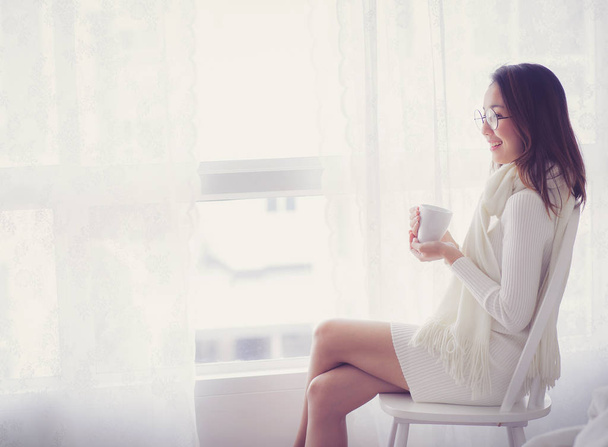 Portrét konceptu ložnice: Asijská žena s šálkem kávy - Fotografie, Obrázek