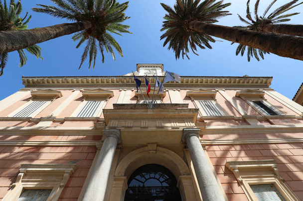 Ajaccio belediye binası palmiye fronds tarafından çerçeveli, Korsika adası, Fransa. - Fotoğraf, Görsel