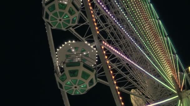 Vista noturna da roda gigante. Luzes multicoloridas brilhantes. Parque de diversões
. - Filmagem, Vídeo
