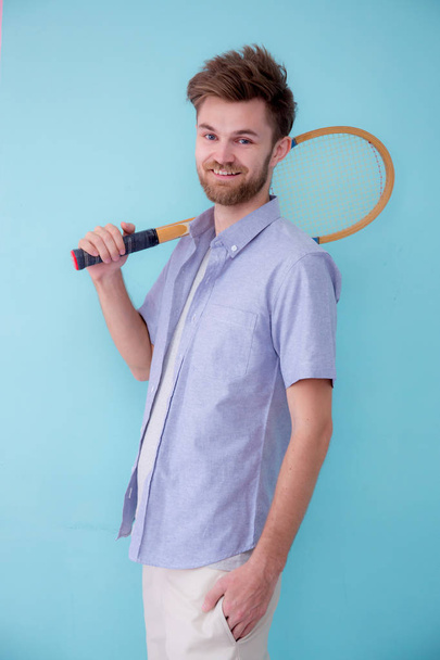 Muotokuva amerikkalainen mies seisoo urheilu tennismaila ioni
  - Valokuva, kuva