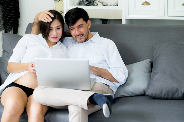 Retrato de una pareja joven asiática marido y mujer sentados en el
 - Foto, imagen