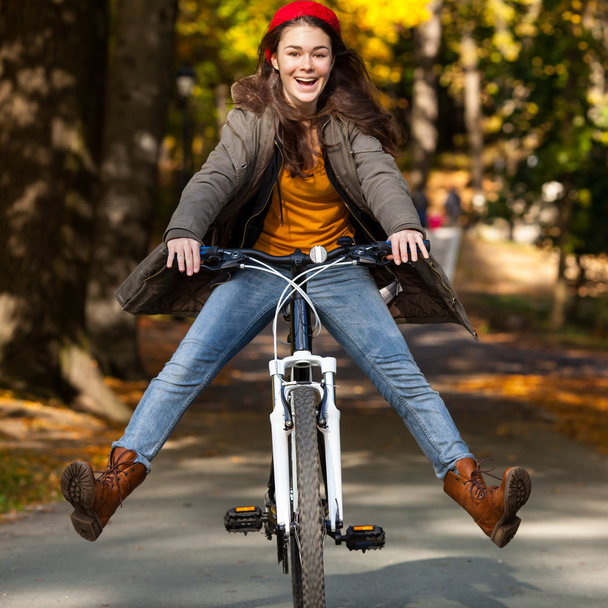 Urban leisure - girl biking - 写真・画像