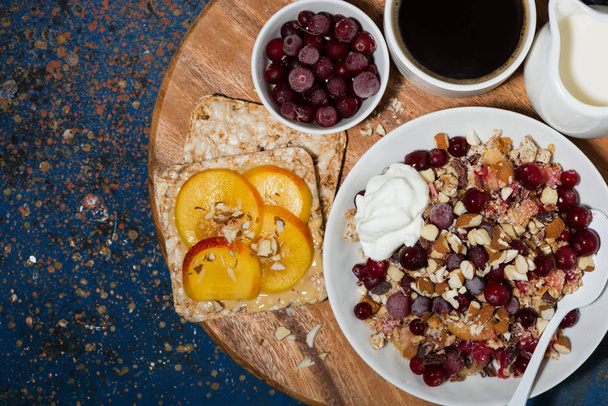 Crumble mit frischen Beeren zum Frühstück, Blick von oben - Foto, Bild