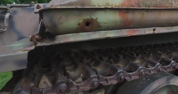 An old military tank erected as a monument to the war that has passed. - Materiaali, video