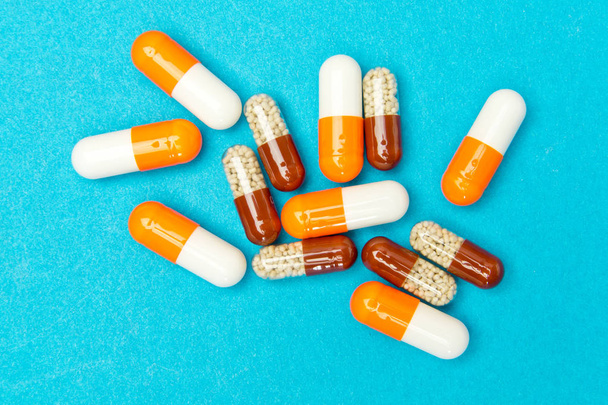 Tabletten, Tabletten und Kapseln für die Pharmazie. Kopierraum - Foto, Bild
