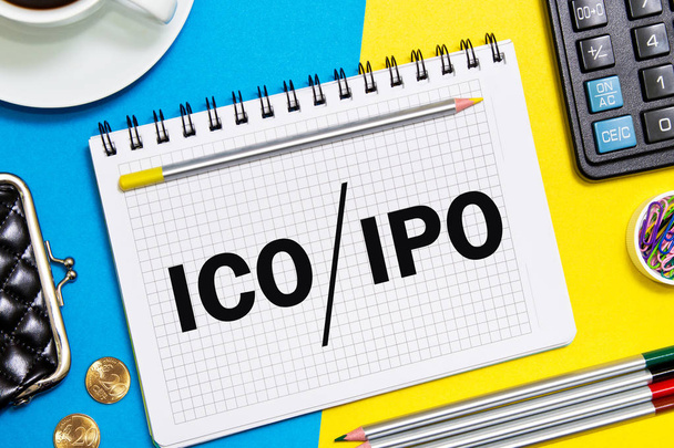 Notatnik z Business zauważa początkowe monety oferując ICO vs IPO  - Zdjęcie, obraz