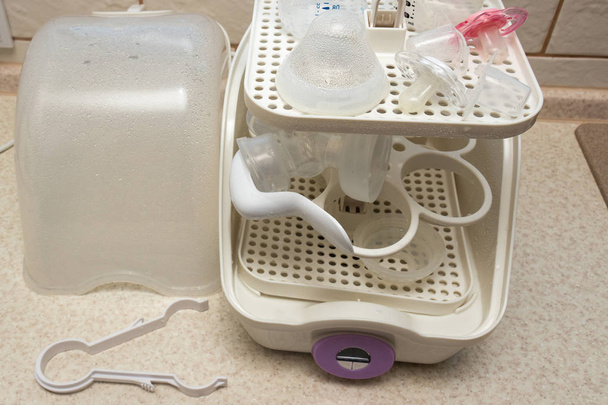 Bebek şişesi sterilizatörü kullanma - Fotoğraf, Görsel