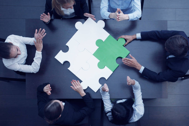 Business people assembling puzzle - Фото, изображение
