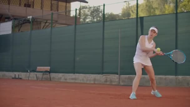 Mulher bonita jogador de tênis joga bolas na quadra de tênis. Jogador profissional de tênis câmera lenta
 - Filmagem, Vídeo