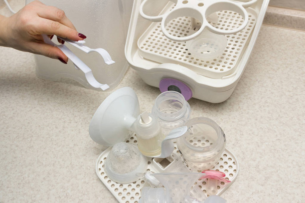Gebruik baby fles sterilisator - Foto, afbeelding