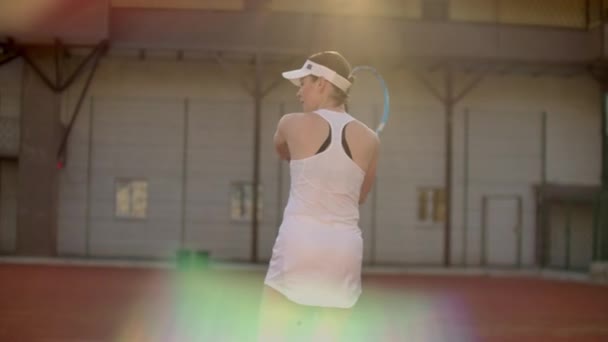 Tenis kortu genç sportiv kadın profesyonel tenis oynarken güneşli bir günde tenis oyunu. Tenis kortu genç sportif kadın oynarken güneşli bir günde tenis oyunu - Video, Çekim