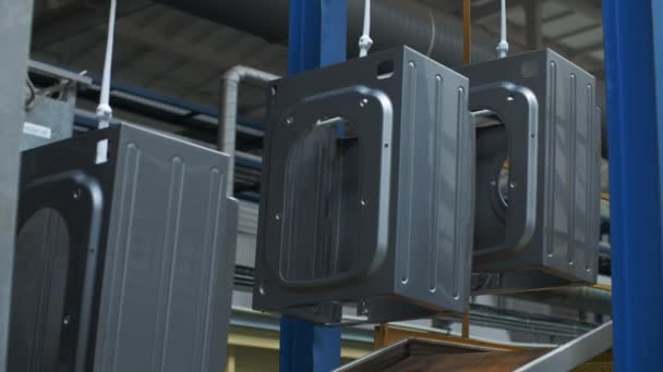 Wasmachine lichaam bewegen op geautomatiseerde transportband lijn in de fabriek. - Video