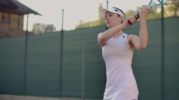 Bella tennista donna gioca palle sul campo da tennis. Giocatore professionista di tennis slow motion
 - Filmati, video