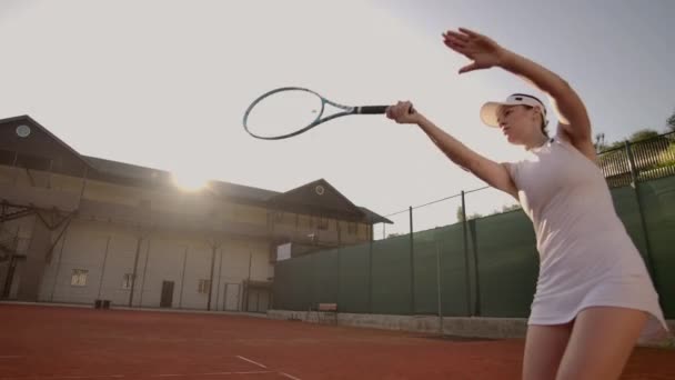 Jogo de tênis no dia ensolarado na quadra de tênis jovem mulher esportiva jogando tênis profissional. Jogador de tênis profissional bate a bola
 - Filmagem, Vídeo