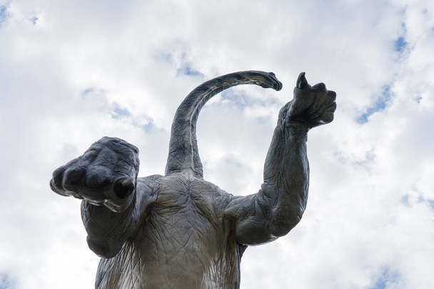 Brontosauro visto dal basso con cielo nuvoloso su di esso
 - Foto, immagini