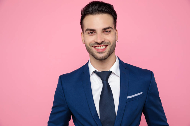 крупным планом привлекательный молодой человек улыбается на розовом фоне
 - Фото, изображение
