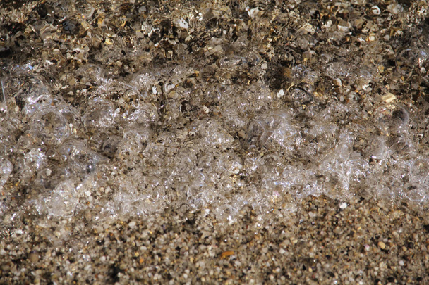 Seawater Cristal przezroczysty krystaliczny, kryształ, przejrzyste przezroczysty, przezroczysty, łagodny, czysty, Lucent, krystaliczny jasne, przejrzyste, Lucid, pellucid, ciecz, krystaliczna fala morska, woda i piasek na plaży zbliżenie lato cicho, gładkie, łatwe, spokojnie - Zdjęcie, obraz