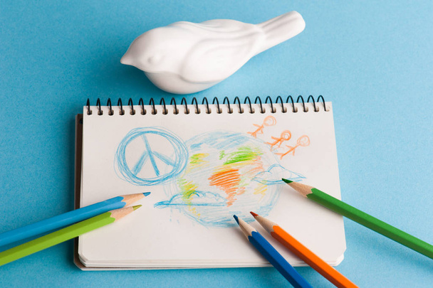 Renkli kalemler ve çocuk çizimi ile not defteri - Fotoğraf, Görsel
