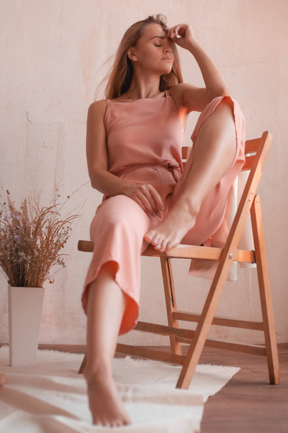 Hermosa modelo rubia posando en el estudio. Estilo delicado femenino
. - Foto, Imagen