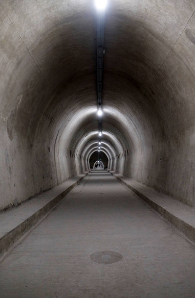 Tunel Gric jest WW2 pod starym miastem, atrakcją turystyczną. Odnowiony i otwarty na spacery i wystawy, w Zagrzebiu, Chorwacja - Zdjęcie, obraz