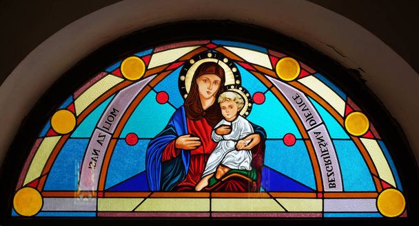 赤ちゃんイエスと聖母マリア、フラスノ、ボスニア・ヘルツェゴビナの平和の女王の神社のステンドグラスの窓 - 写真・画像