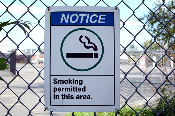 Belirlenen Sigara Alanında Çit üzerinde Sigara İzin İşareti - Fotoğraf, Görsel