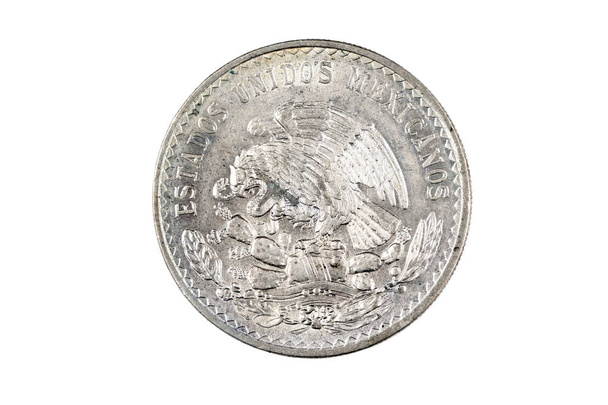 eine alte, silberne mexikanische Peso-Münze aus dem Jahr 1947, isoliert auf weißem Hintergrund, Nahaufnahme in Makro - Foto, Bild
