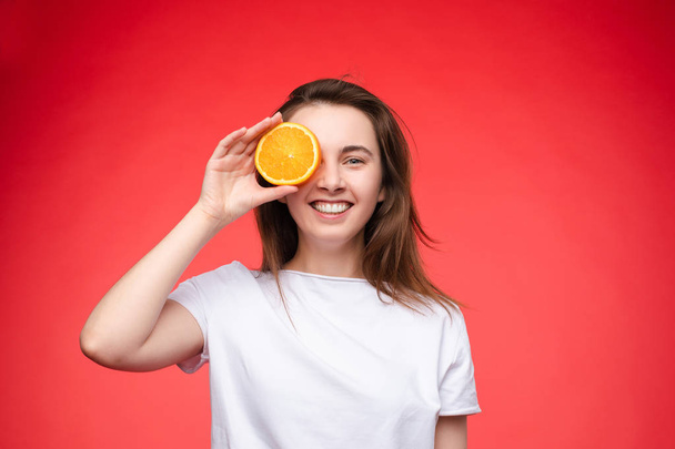 Cheerful young blonde posing with fresh oranges - Foto, Imagem