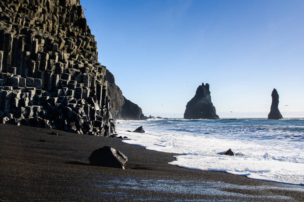 Reynisdranga balsaattinen urut kallio on suosittu matkailukohde i
 - Valokuva, kuva